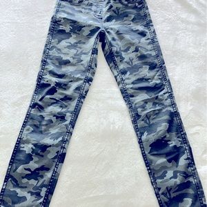 Womens elastic waist REVERSIBLE blue camo/blue denim jeans!